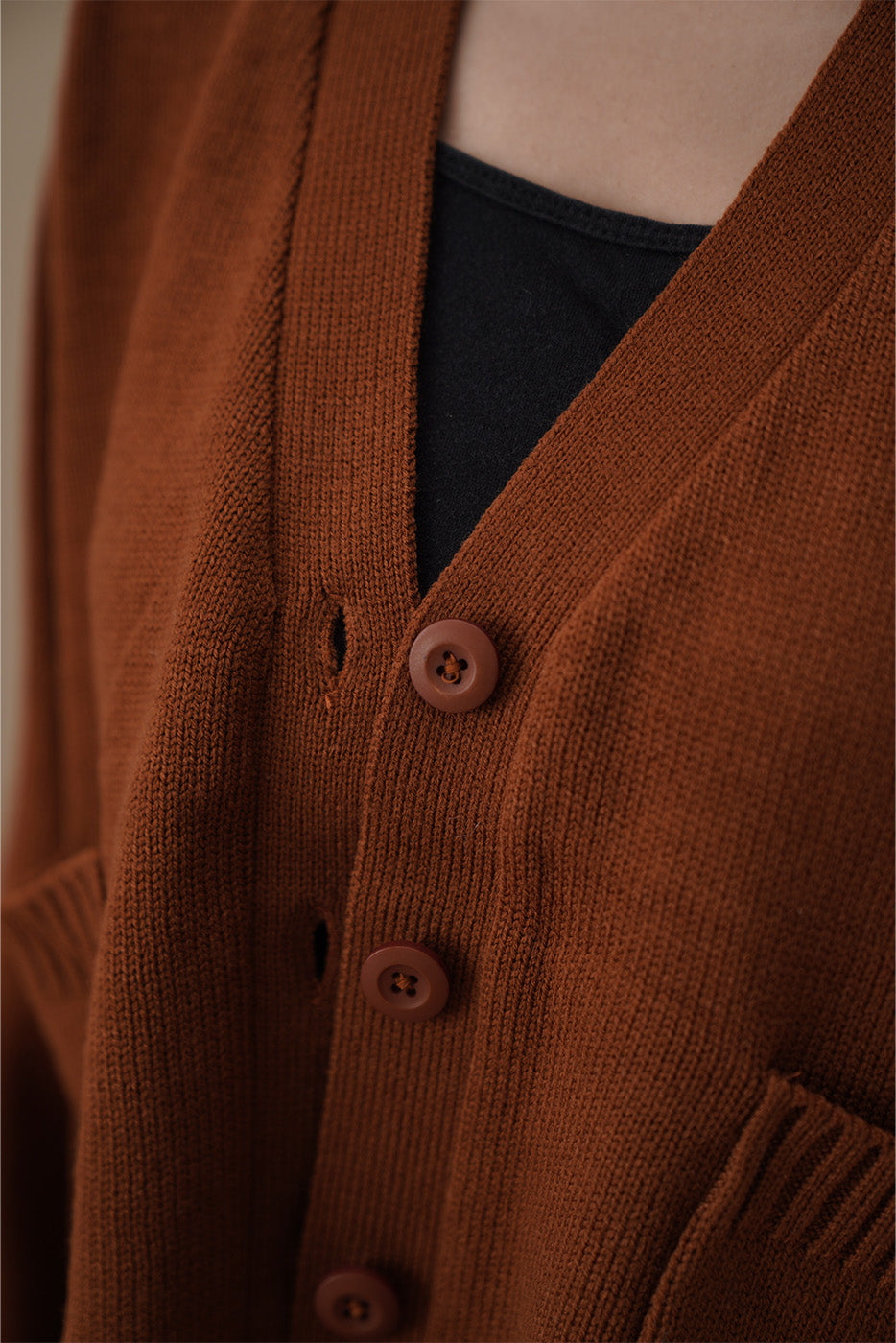 V-NECK CROPPED CARDIGAN