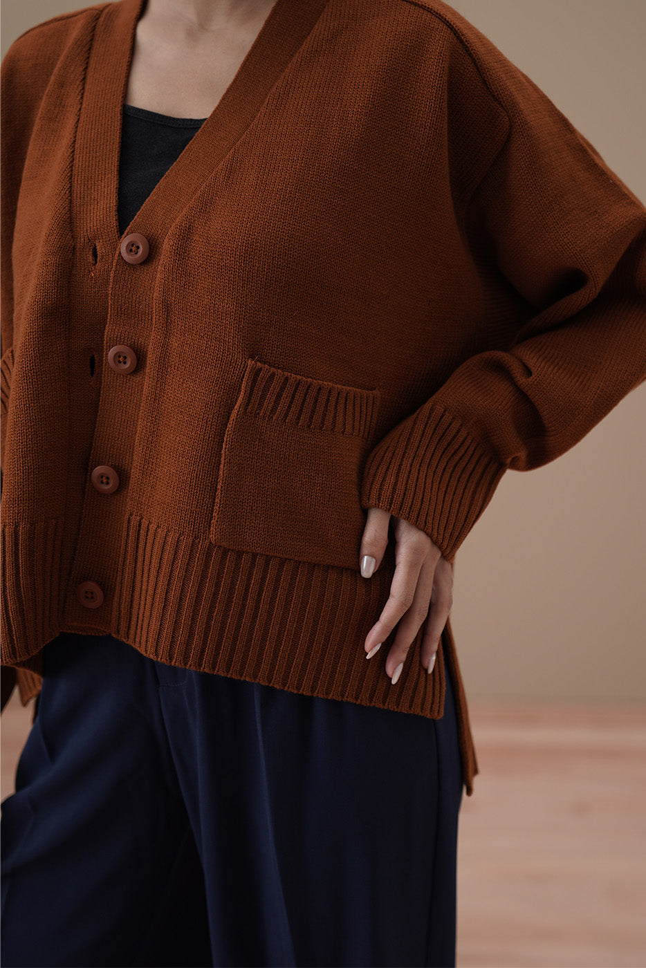 V-NECK CROPPED CARDIGAN