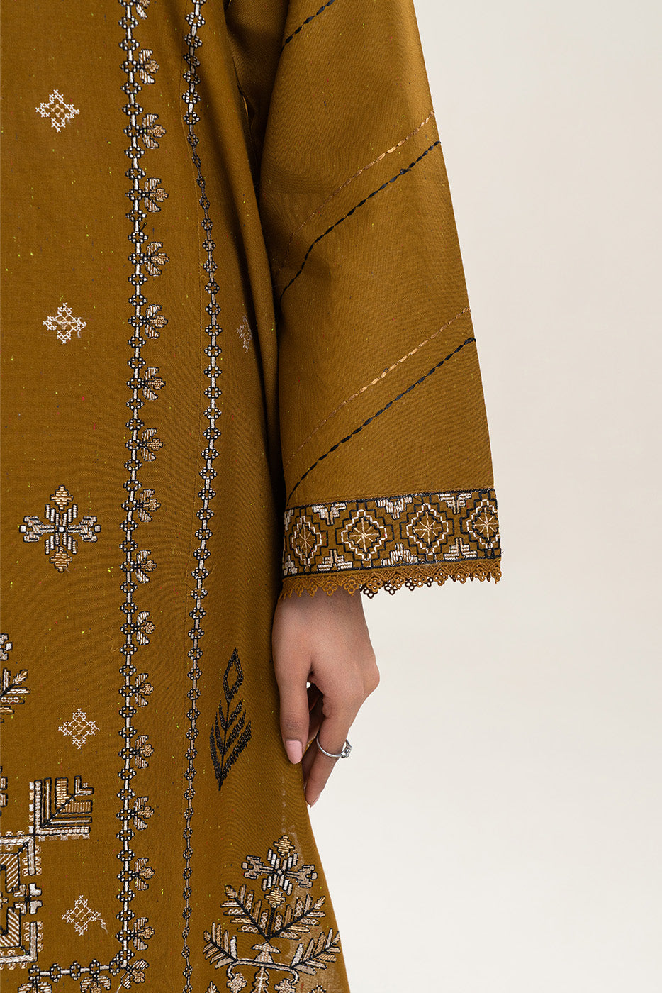 3 PIECE EMBROIDERED SLUB KHADDAR SUIT-MEDALLION VERVE (UNSTITCHED)