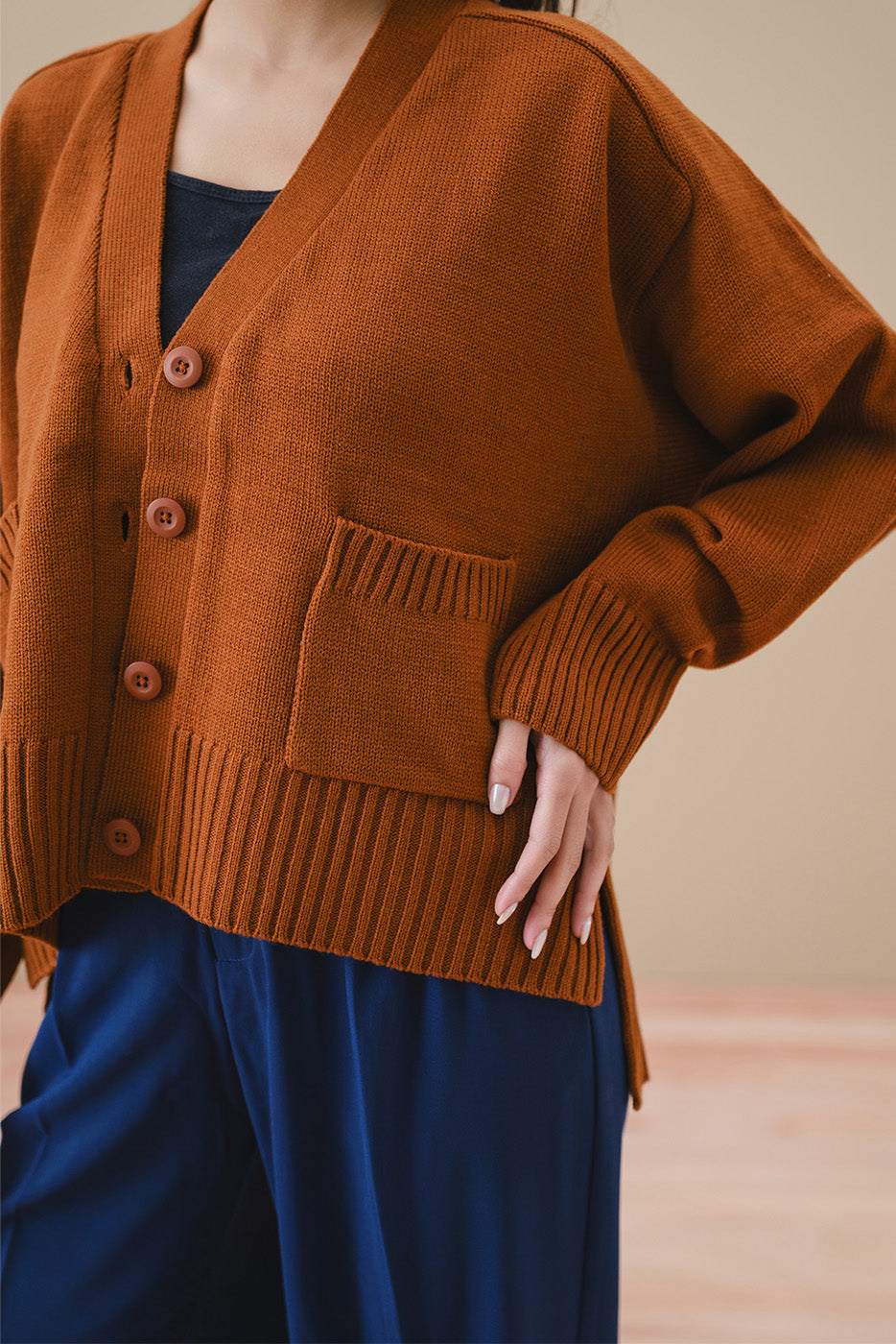 V-NECK CROPPED CARDIGAN