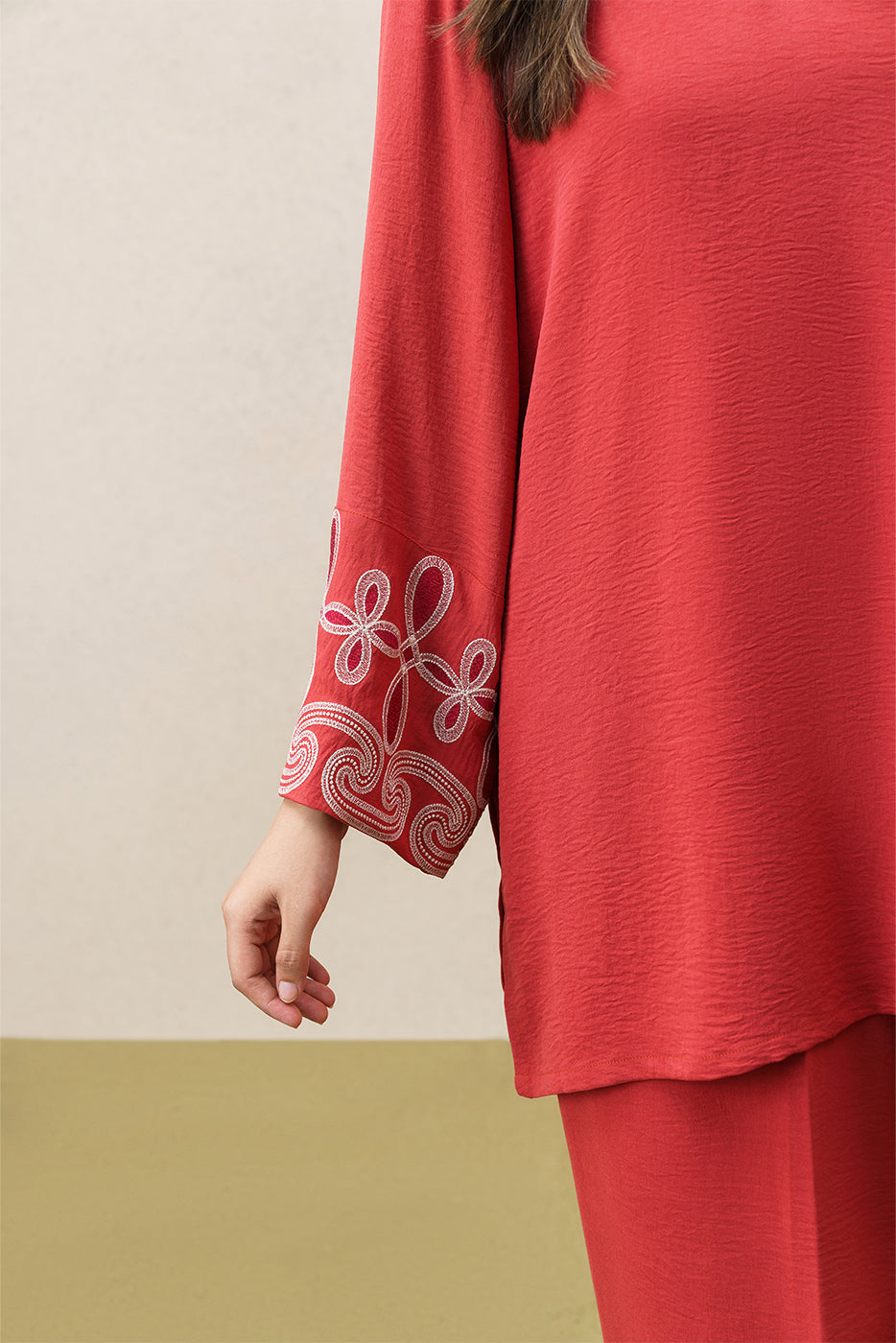 EMBROIDERED POLY CREPE SUIT (FLOW)