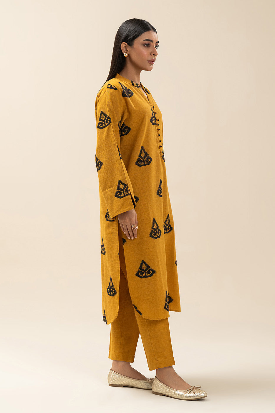 2 PIECE EMBROIDERED VELVET KHADDAR SUIT (PRET)