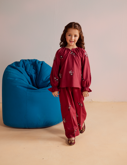 FLORAL EMBROIDERED TOP