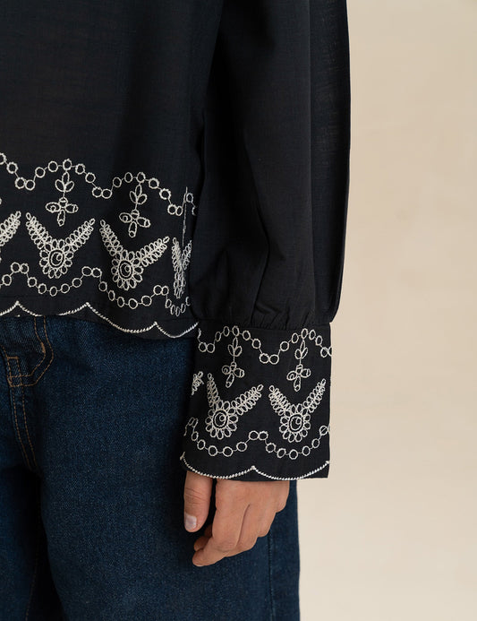 EMBROIDERED CROP TOP