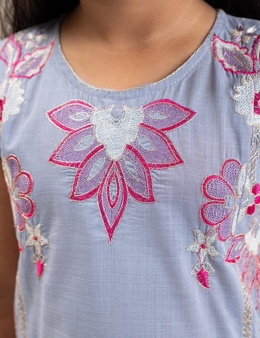 2 PIECE SLEEVELESS ROSE EMBROIDERED SUIT