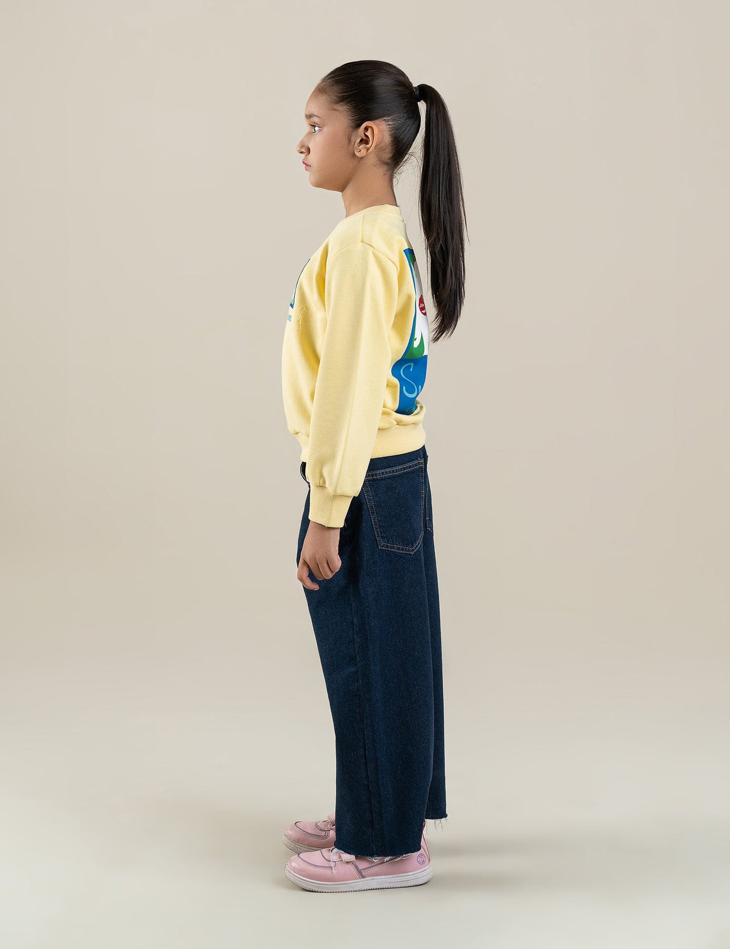 SECRET BLOOMS GRAPHIC SWEATSHIRT