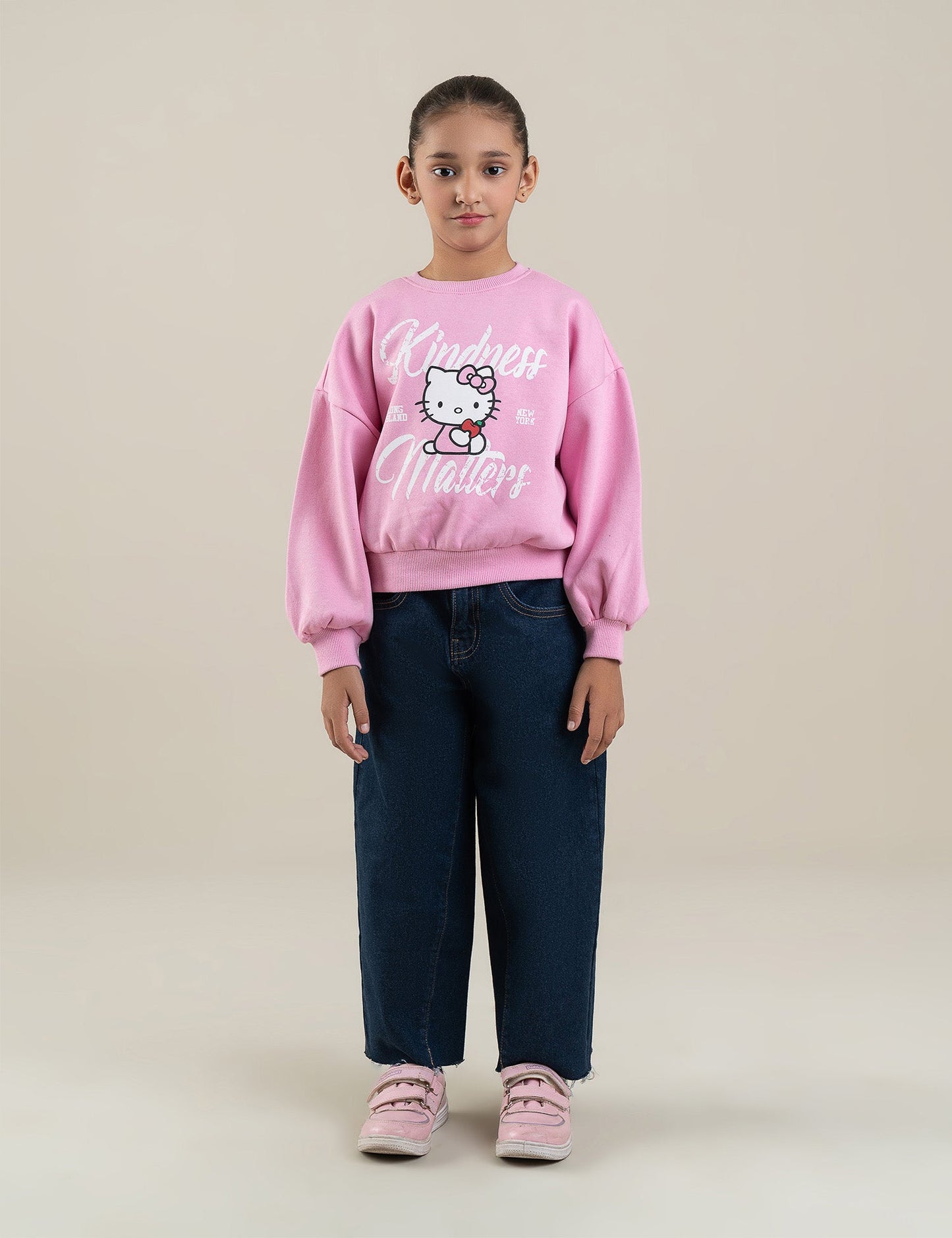 KINDNESS MATTERS GRAPHIC SWEATSHIRT