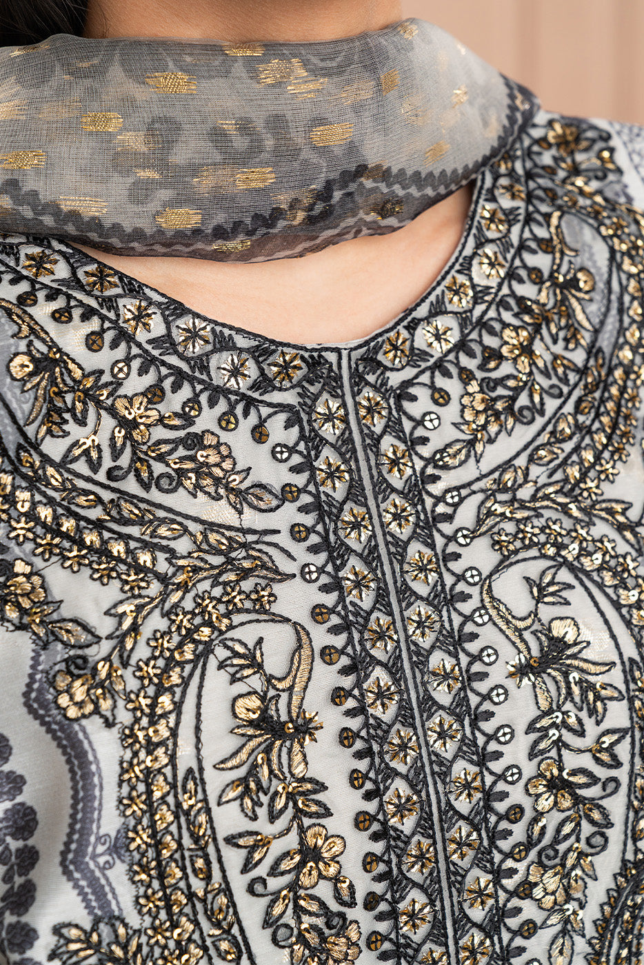 3 PIECE EMBROIDERED DIGITAL PRINTED ZARI JACQUARD SUIT (LUXURY PRET)
