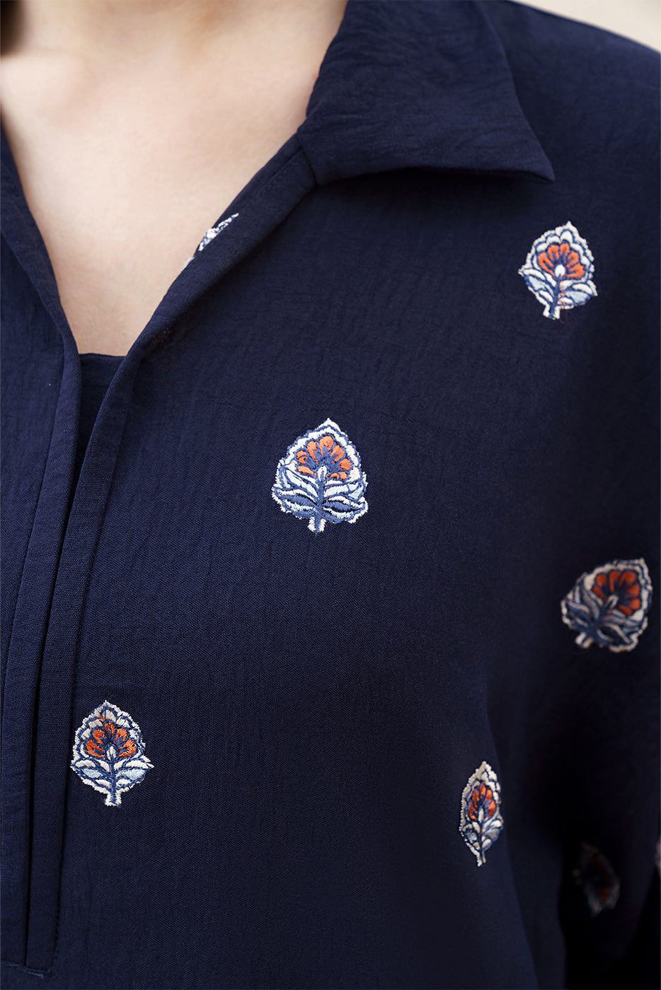 EMBROIDERED POLY CREPE TUNIC(FLOW)