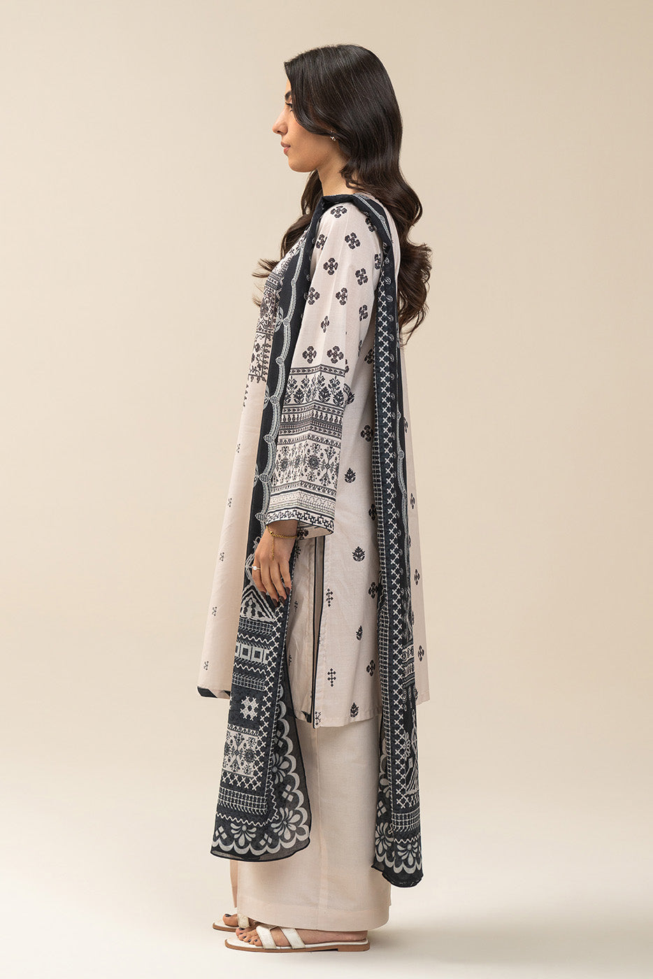 3 PIECE PRINTED LAWN SUIT-IVORY ALLURE (UNSTITCHED)