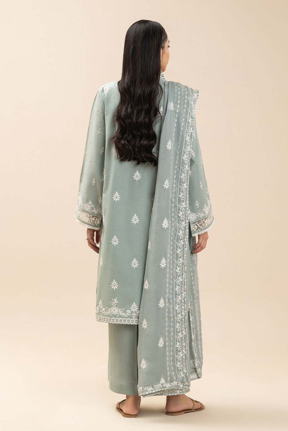 3 PIECE EMBROIDERED LAWN SUIT (LUXURY PRET)