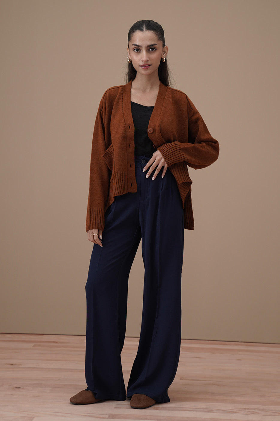 V-NECK CROPPED CARDIGAN