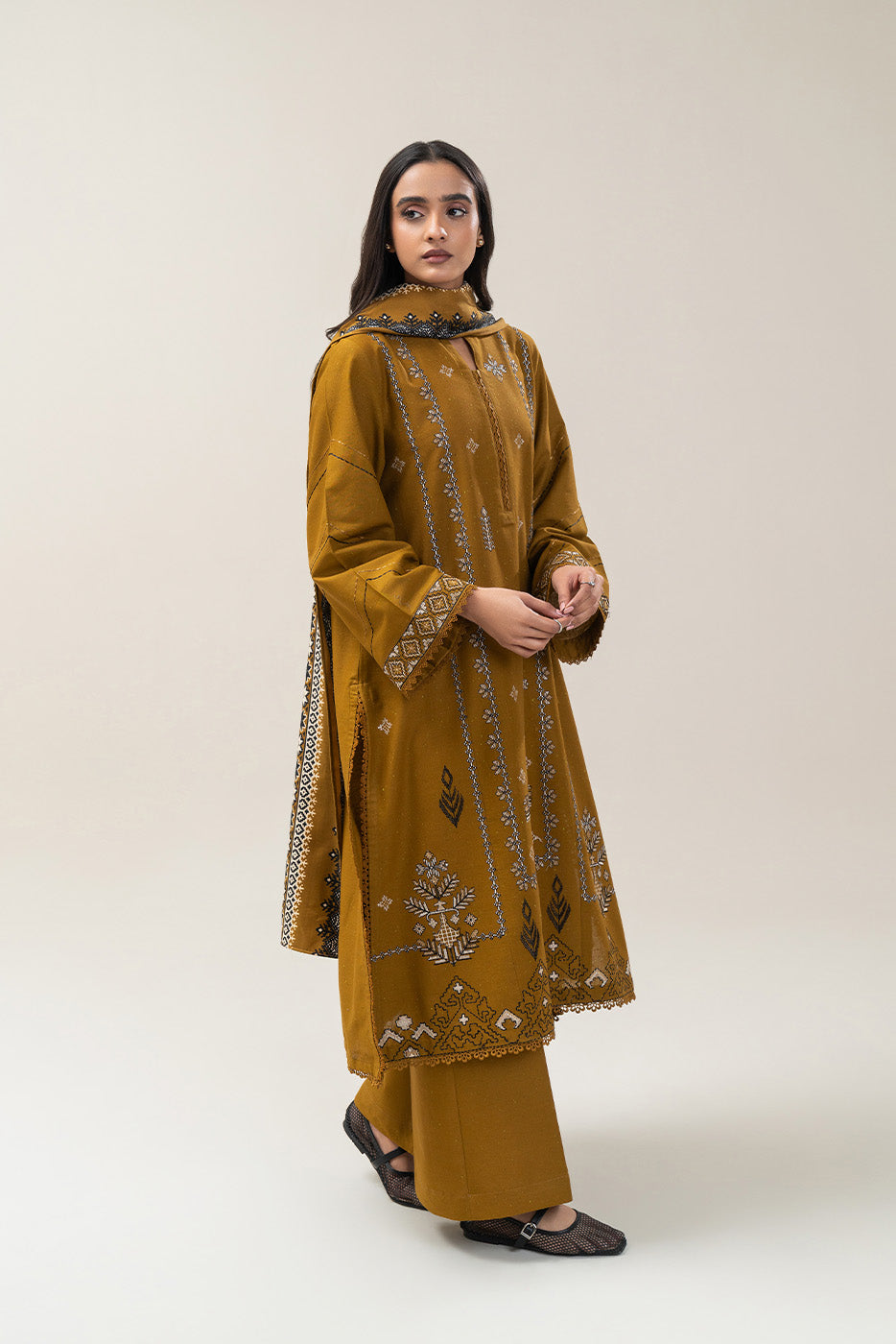 3 PIECE EMBROIDERED SLUB KHADDAR SUIT-MEDALLION VERVE (UNSTITCHED)