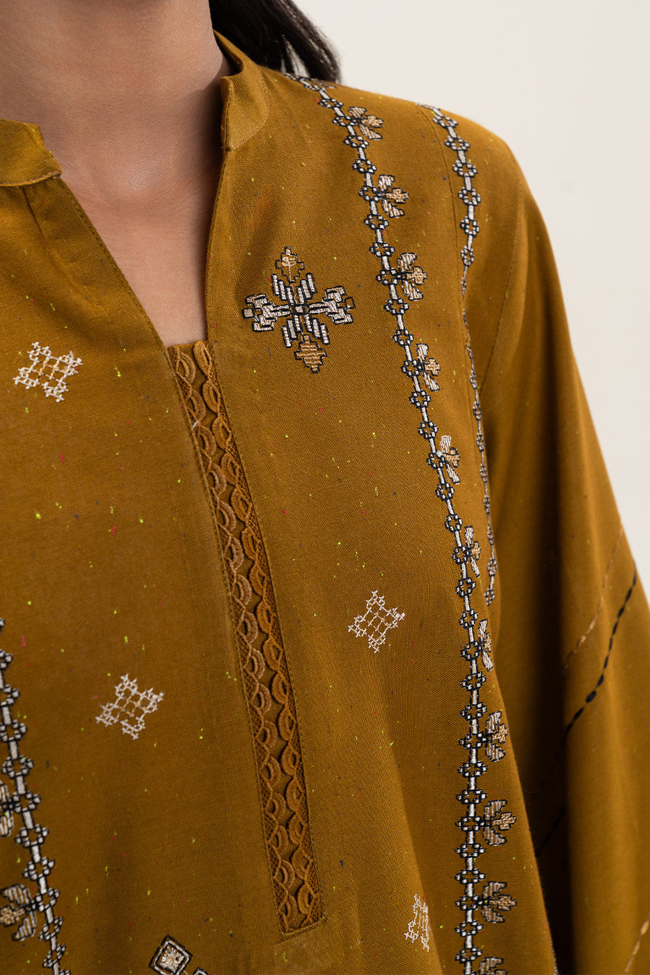 3 PIECE EMBROIDERED SLUB KHADDAR SUIT-MEDALLION VERVE (UNSTITCHED)