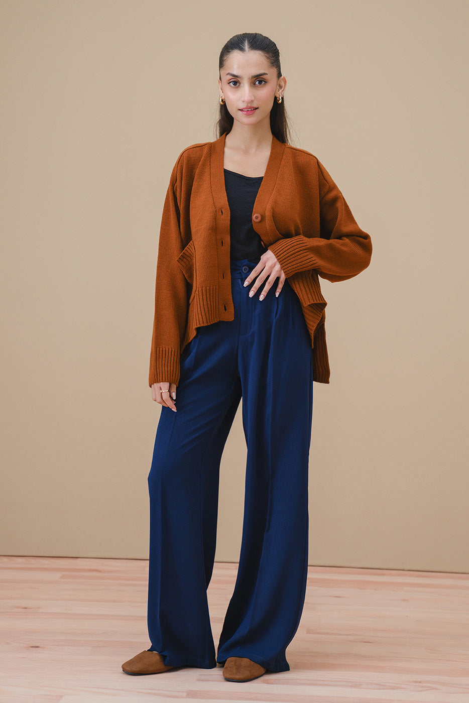 V-NECK CROPPED CARDIGAN