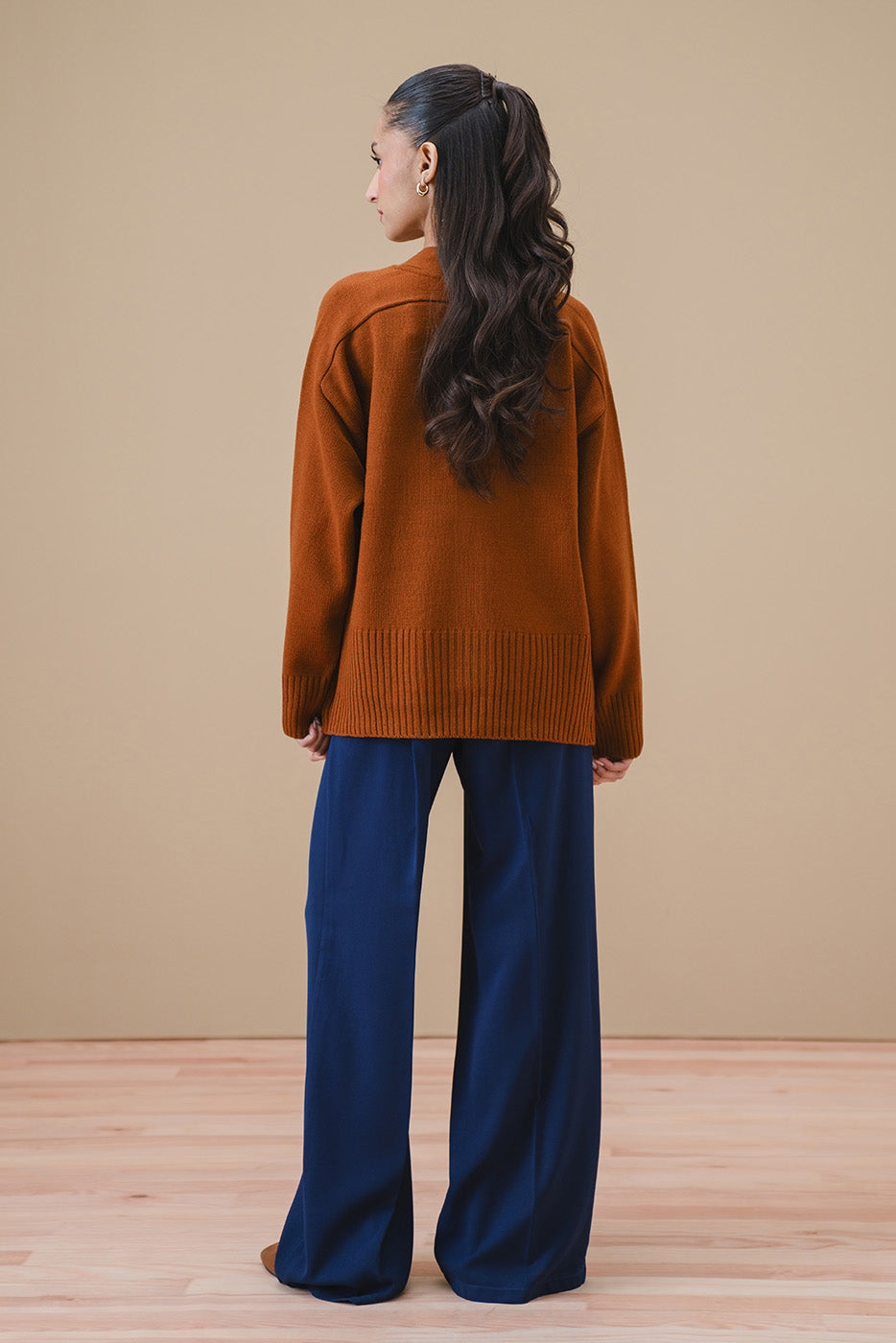 V-NECK CROPPED CARDIGAN